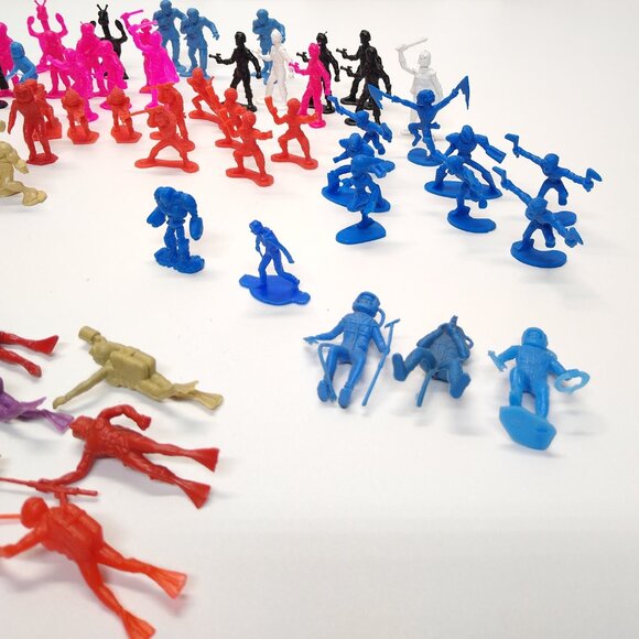 Toy Figurines Vintage Astronauts, Divers, People, Fantasy Mixed Approx 125 pcs - Picture 7 of 14